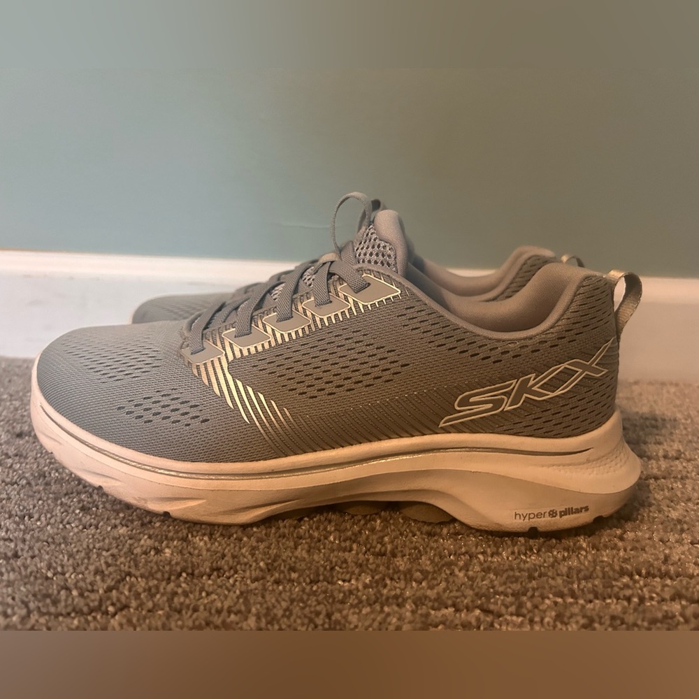 Skechers Women’s Gray Walking Shoes-size 8